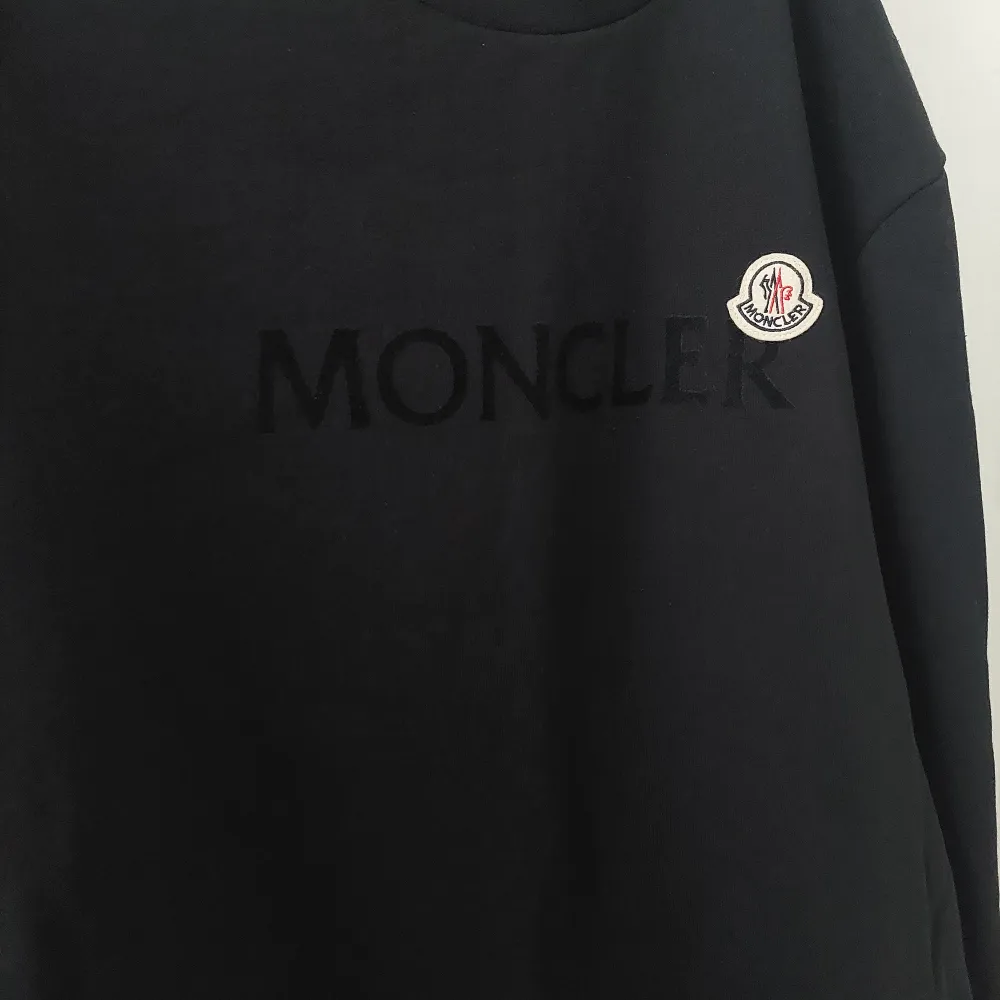 Moncler tröja storlek L men passar egentligen storlek M. Väldigt skön och tjock material. Använt cirka 5 gånger. Osäker på autenticitet men badge scannae till code.moncler.com. Tröjor & Koftor.