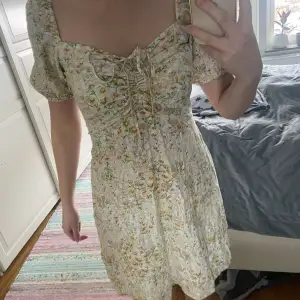 Jätte fin klänning som aldrig är använd. 