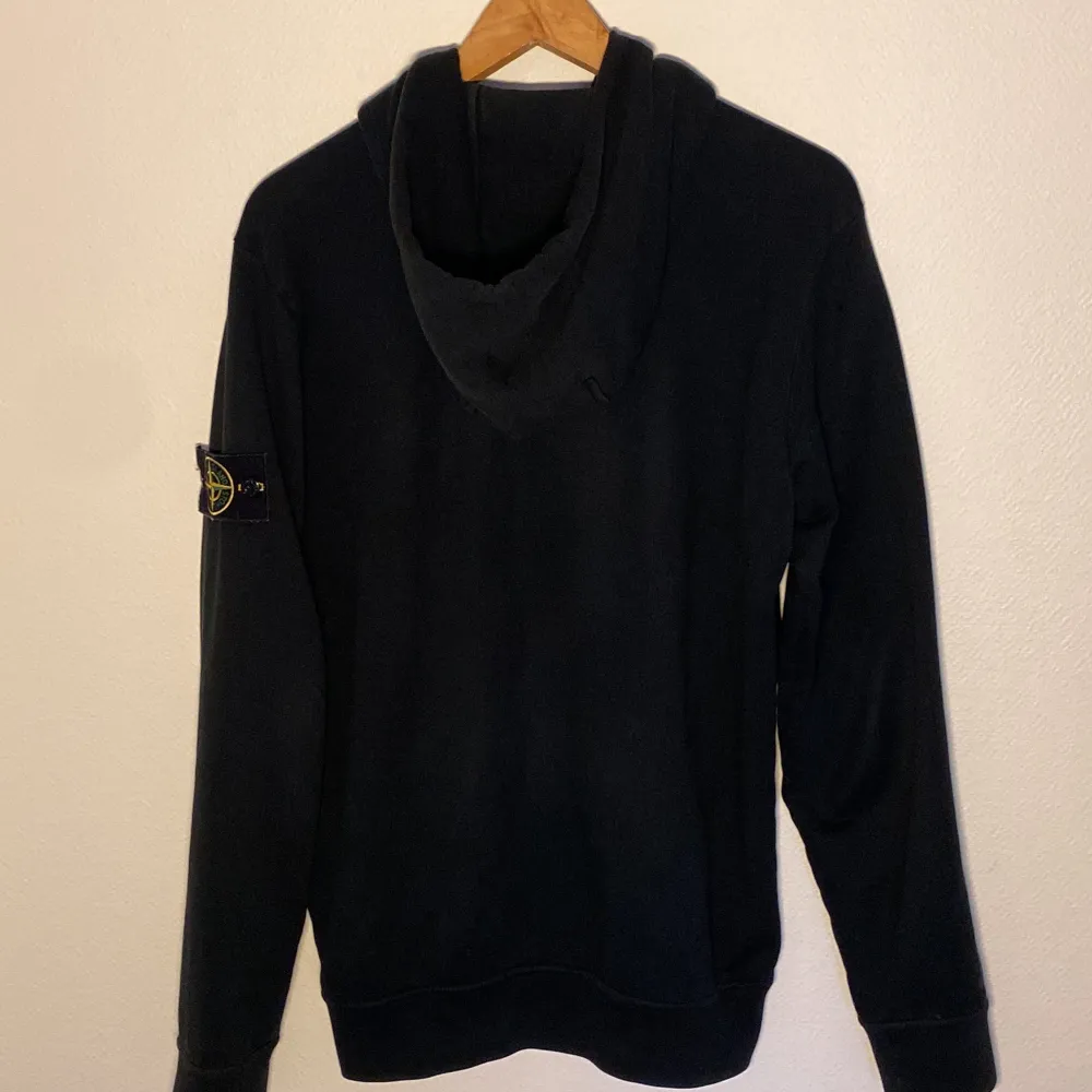 Stone island zip hoodie i bra skick. Den är äkta, men kvitto saknas. Har ett litet hål på axeln därav priset, men är i övrigt bra skick. Fråga om bild. Skick 7/10. Nypris runt 3,5k. Pris går att diskutera.. Hoodies.