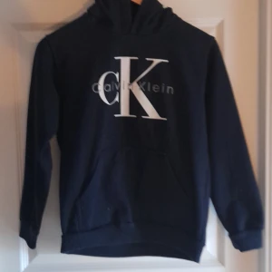Calvin Klein hoddi - Msnnksn tro den e som ny, har växt ur den men den var jätte skön och satt bra 