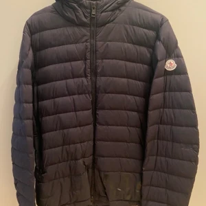 Moncler Dreux Giubotto - Moncler Vår jacka  Strl 5/L Skick 9/10 nypris 14299kr  Öppen för bud!