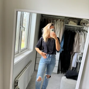 Levi’s 501 jeans levis w25  - Levis jeans med hål (var så när jag köpte dem i butik, så är original)   Storlek w25 l30 (xs, s) 