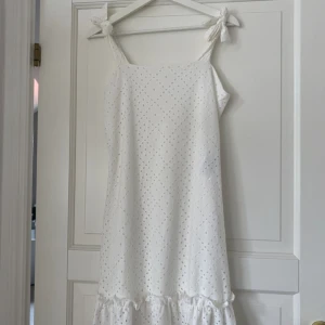 Vit Vero Moda klänning - Storlek M Använd 1 gång