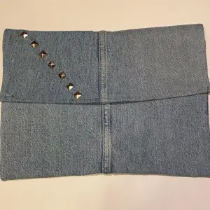 Blått datorfodral gjort på återvunna jeans med nitar⭐️ Dator fodralet är anpassat till datorer som har storleken av ett A4 papper men det kan även användas som en handväska eller ett förvarings ställe✨