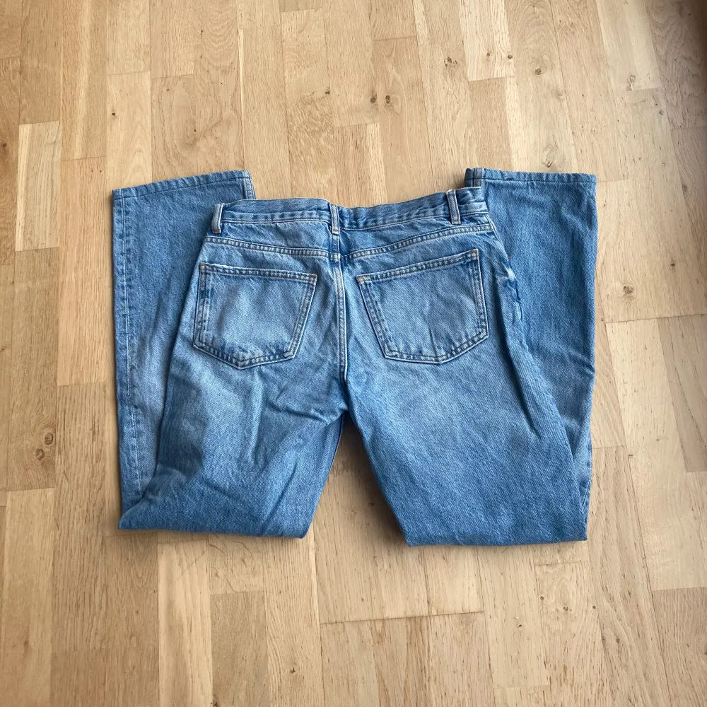 Säljer nu mina Gina tricot jeans då då inte kommer till användning. Lite slitage som man ser på sista bilden men inget som stör funktionen.. Jeans & Byxor.