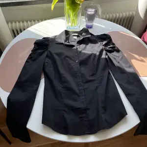 Fin svart skjorta, lite dammig för har ej använts, annars nyskick 