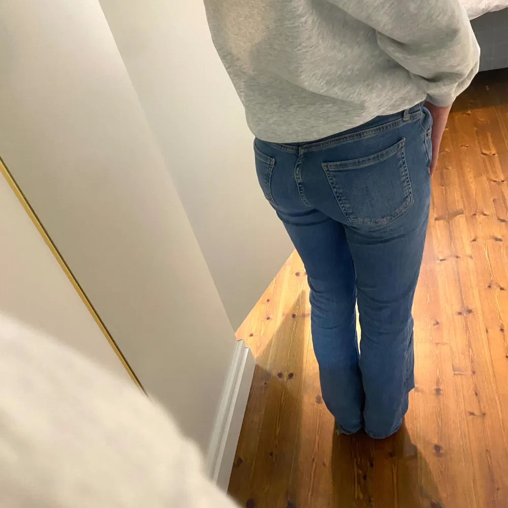 Superpopulära jeans från Zara som är helt slutsålda! De är blåa lowwaist, bootcut jeans som sitter så bra över rumpa och lår. Storlek 38 men skulle säga att de även passar mindre eftersom de är ganska stretchiga. Jag brukar ha 34 och är 164 cm lång 🥰. Jeans & Byxor.