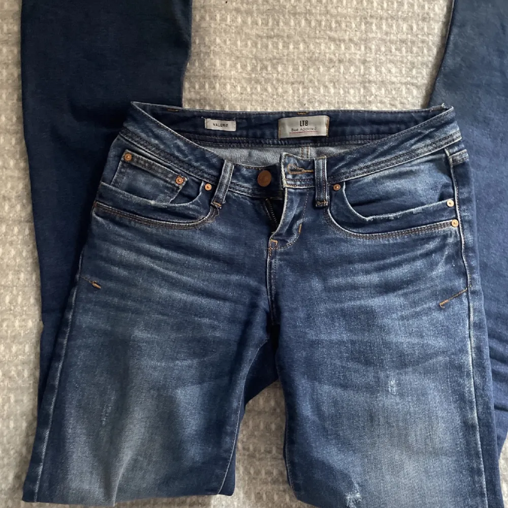 Snygga och nästan helt oanvända ltb jeans i modellen valerie! Super fint skick! Säljer då de är för långa och för små i midjan för mig💖Köpta på about you för 799kr❤️❤️. Jeans & Byxor.
