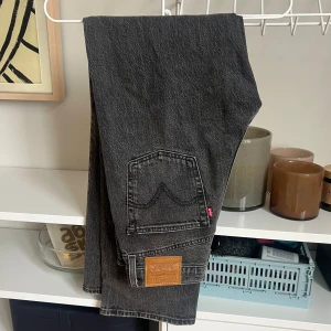 Levi’s Ribcage Straight Ankle - Säljer mina helt nya Ribcage Straight Ankle då de tyvärr var lite för små. Endast använda en gång! Perfekta jeans att ha i basgarderoben.  W25 L29  Köpta på Åhlens för 1249 kr