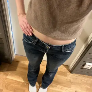 Så fina Levis jeans i utsvängd modell. Midja 37-38 och innerbenslängd 82 cm💕