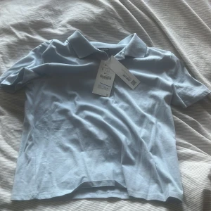 T-shirt  - Säljer en T-shirt från zara som aldrig kommit till användning och har prislappen kvar. Tröjan är i storlek S