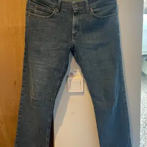 Säljer nu dessa Lee jeans Inköpta för 999 på brothers Mitt pris 349 Passformen är Regular  W30 L30 Hör av dig vid frågor och funderingar 🤗 Köparen står för frakten!!