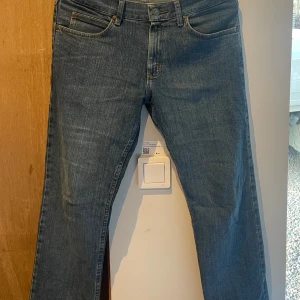 Lee jeans - Säljer nu dessa Lee jeans Inköpta för 999 på brothers Mitt pris 349 Passformen är Regular  W30 L30 Hör av dig vid frågor och funderingar 🤗 Köparen står för frakten!!