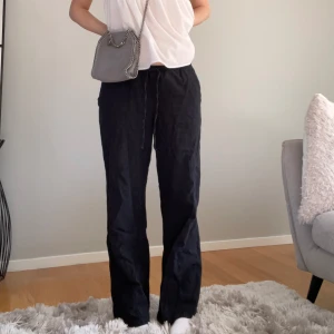 Linnebyxor - Säljer dessa fina lågmidjade linnebyxor från Gina!!Jättefina och passar till allt i sommar💕💕☀️🌊 Bra skick!!