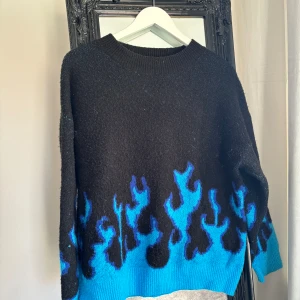 Stickad tröja från SHEIN  - Stickad tröja från SHEIN som inte kommer till användning längre. Fint skick🩷