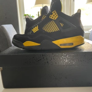 Jordan 4 retro thunder  - Dom är i helt okej skick storlek 41 med original lådan kvar 