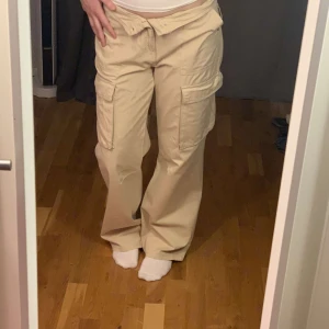 Beigea cargobyxor - Snygga cargobyxor från Bershka, säljer då de inte kommer till användning längre och är varsamt använda ✨️