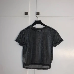 Glittrig top - En gullig glittrig top från /stay, perfekt för fest! Säljer då den inte kommer till användning längre, är i bra skick! ✨️