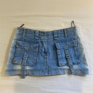 lågmidjad jeanskjol med fickor💕 - midja 39 cm o längd fram 27 o bak 26 cm! ja e xs o den sitter bra men man kan också va S då den e stretchig! sytt upp från e längre kjol
