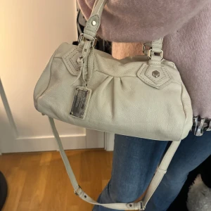 Marc By Marc Jacobs väska - Äkta Marc By Marc Jacobs väska, bra skick, endast en liten defekt på undersidan men inget man ser. Skriv för fler bilder. Dustbag medföljer. Köparen står för frakten❤️