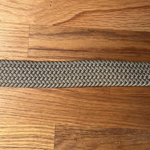 Flätat bälte  - Säljer det här nya och oanvända flätade bältet. Hela bältet bortsett från metallbiten är ca 103 cm långt, men kan stretchas ut till en större storlek. Pris: 69 kr. 