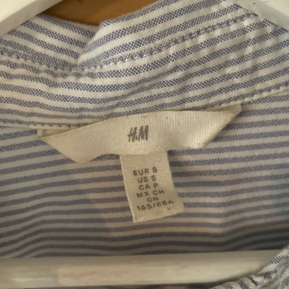 Blå/vitrandig over size-skjorta från HM. Stl S. 100% bomull. . Skjortor.