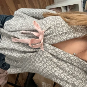 Fin blus  - Stockholmsstil tröja  Storlek 1 (skulle säga att de är XS-S) Fint skick och knappt andvänd  