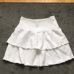 Kjol - Säljer en jättefin kjol från gina tricot. Skriv vid frågor eller fler bilder❤️