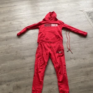 Hoodrich tracksuit - Storlek: M i både byxorna och hoodien. Skick: 8/10, inte använda speciellt mycket. Jag har tyvärr dragit ut snöret till hoodien för att jag tyckte att dem var för långa men går att sätta i dem igen. Priset är inte bestämt!