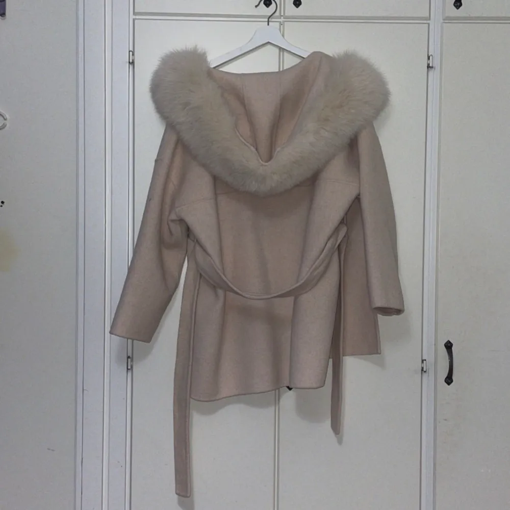 superfin beige kappa från jaquetsforu i storlek xs, använd ungefär 3 ggr. kom privat för fler bilder och pris kan diskuteras vid snabb affär ❤️. Takit.