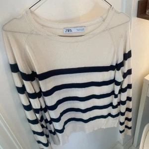 Zara tröja  - Säljer denna randiga tröja från Zara i tunnare matrial. Köpt förra året men sparsamt använd💕