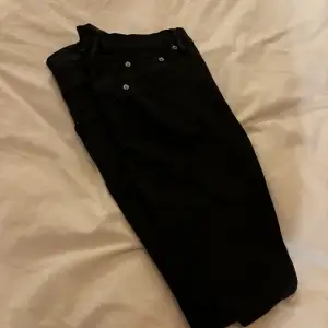 Svarta tighta jeans lager 157 storlek M 