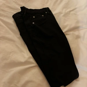 Svarta tighta jeans  - Svarta tighta jeans lager 157 storlek M 