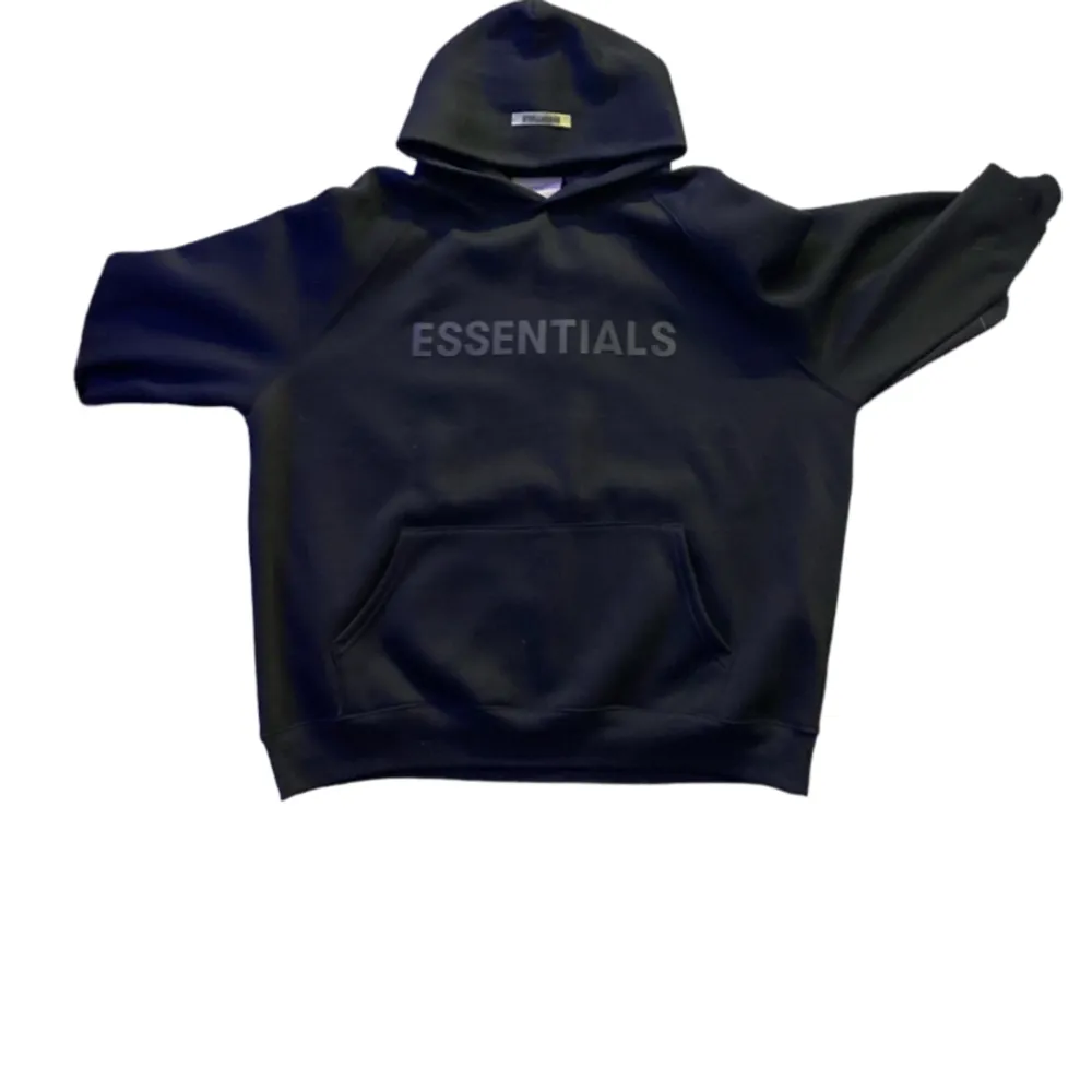 En Essentials hoodie som är i nyskick. 1:1 derför billigt pris. Knappt använd då den var för stor. Pris kan diskuteras😁. Hoodies.
