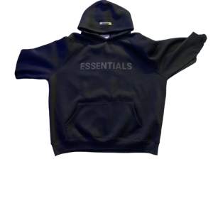 En Essentials hoodie som är i nyskick. 1:1 derför billigt pris. Knappt använd då den var för stor. Pris kan diskuteras😁