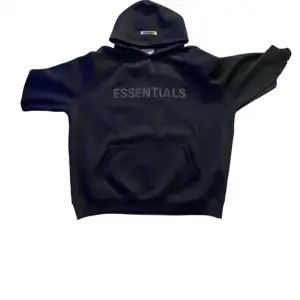 En Essentials hoodie som är i nyskick. 1:1 derför billigt pris. Knappt använd då den var för stor. Pris kan diskuteras😁