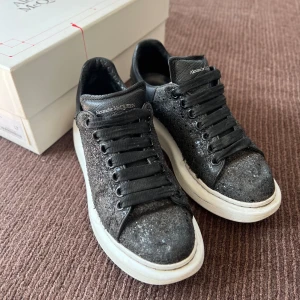 Alexander McQueen skor  - Glittriga Alexander McQueeen skor i stl 39😻 nypris ca 5000kr! Dustbag, äktighetsbevis från Vestiaire och låda medföljer