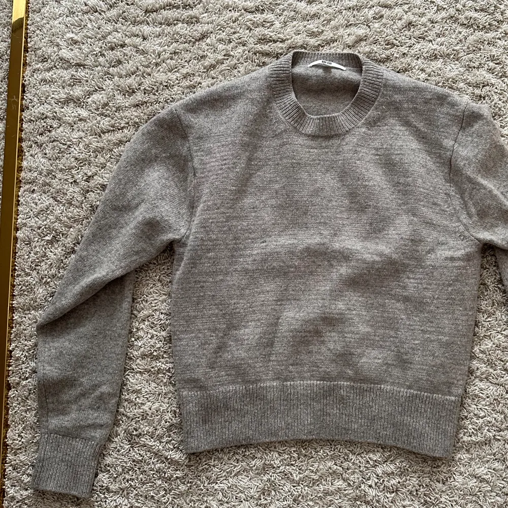 Super fin grå stickad tröja från uniqlo! Säljer då den har blivit för liten tyvärr! . Tröjor & Koftor.