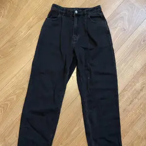 Svarta högmidjade mom-jeans i svart från H&M. Använda bara ett fåtal gånger.