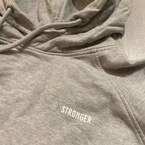 Stronger hoodie i jätte bra skick! Inga defekter eller liknande! Nypris är 799kr, storlek S men passar XS-M beroende på hur man vill den ska sitta! Pris kan diskuteras!!!!🙌❤️skriv för flera bilder eller om frågor!