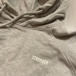 Stronger hoodie i jätte bra skick! Inga defekter eller liknande! Nypris är 799kr, storlek S men passar XS-M beroende på hur man vill den ska sitta! Pris kan diskuteras!!!!🙌❤️skriv för flera bilder eller om frågor!