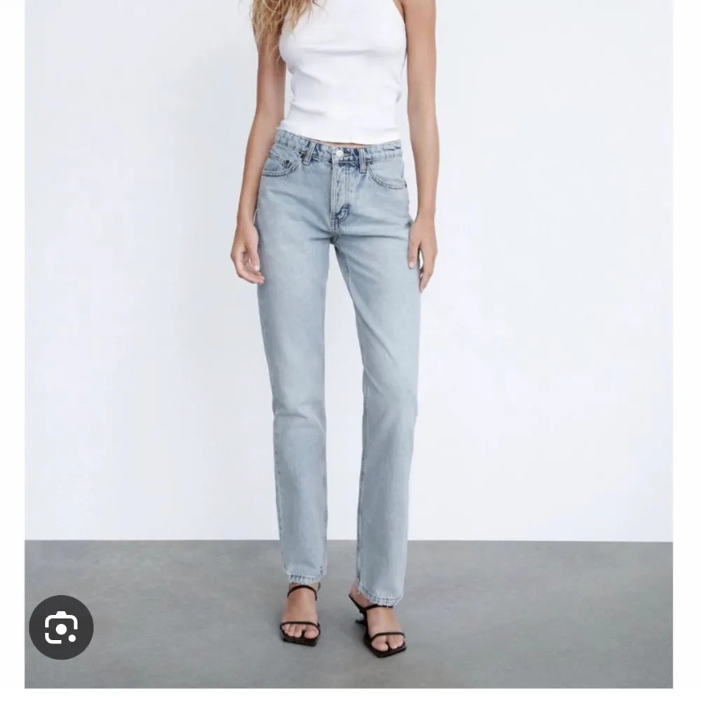 Säljer ett par skitsnygga zara mid rise jeans i toppenskick💕. Jeans & Byxor.