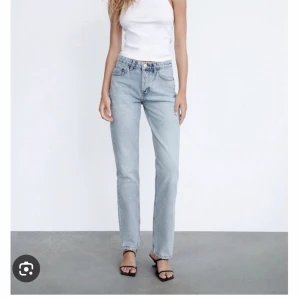 Zara mid rise jeans - Säljer ett par skitsnygga zara mid rise jeans i toppenskick💕