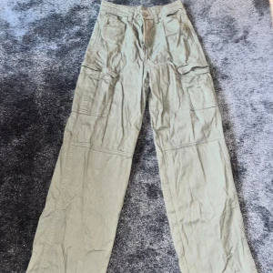 Cargo Pants - Jätte fina cargo byxor. Typ aldrig använda, i bra skick. Kan göra lite vad som helst med dom.