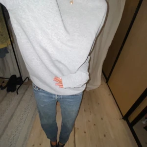 Samsoe samsoe tröja - Tröja från samsoe samsoe i superfint skick! Färgen är ljusgrå, ”light grey mel” Storlek S, 70% bomull 30% polyester. Originalpris ca 1900kr.