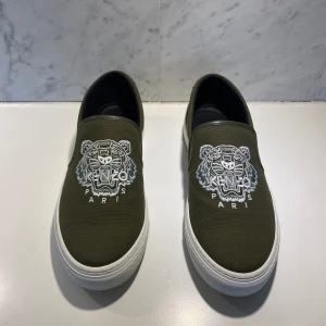 Kenzo Skor - Skick 10/10, Storlek 42. Riktigt feta loafers som endast är använda en gång. Dessa skor passar riktigt bra till sommaren och de är riktigt fräscha. Säljer för 1999kr, orginalpris är 2750kr. Denna modell säljs inte heller längre, pris kan diskuteras.