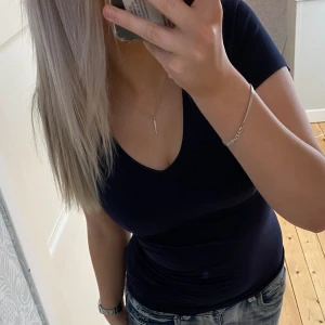 Mörkblå t-shirt - Mörkblå v ringad t-shirt💕jättefint skick