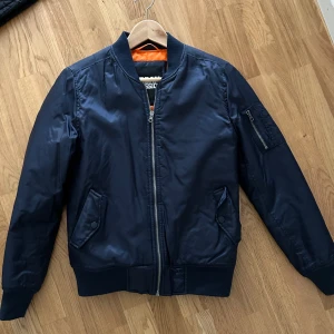 Bomberjacka  - Blå Bomberjacka i nyskick, använd endast ett fåtal ggr. Strl M