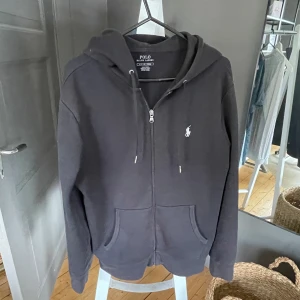 Polo ralph lauren zip - Polo zip hoddie i väldigt bra skick. Storlek S Skick 9/10