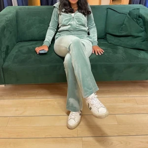 Juicy Couture sett - Säljer mitt gröna Juicy sett då det inte kommer till användning🥰. Inga defekter använt fåtal gånger💚🤍byxorna är storlek S och kofta M